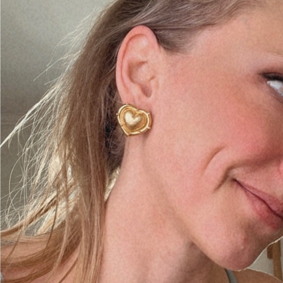 RARE Tiffany & Co. Vintage Paloma Picasso Hammered Heart Earrings 18k Gold ✨ - Picture 6 of 8